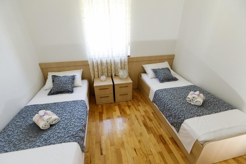 Apartments Sara & Nina Omiš Exterior foto